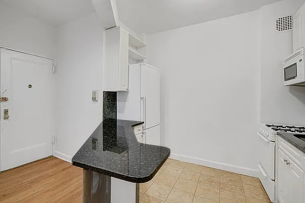 Rented by CitySites Real Estate Group | media 15