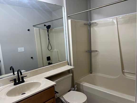 4th image of 905 Flat River Ct NE