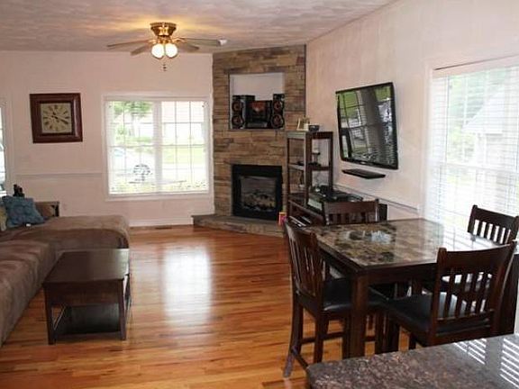 KITCHEN- VIEW TO GREAT RM