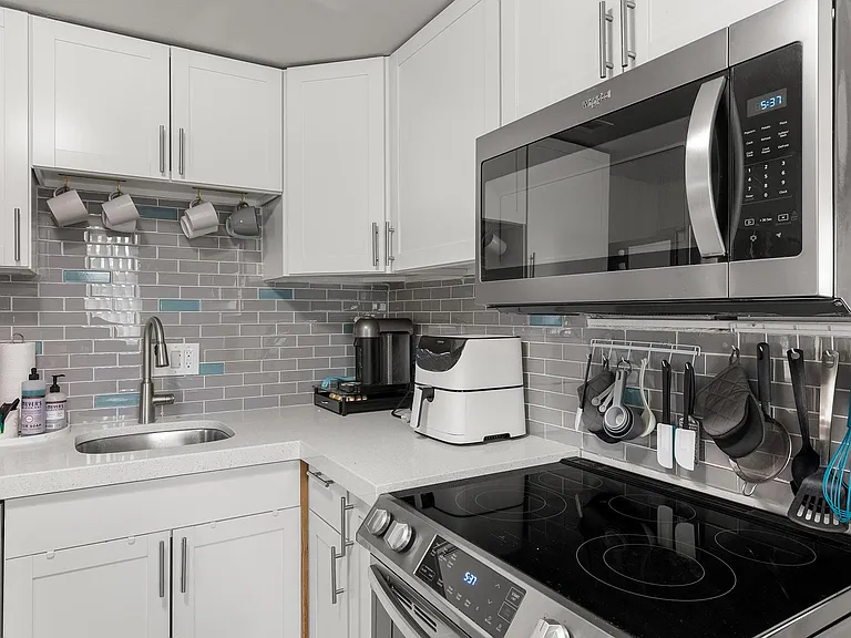 5651 Kelly Dr N — Photo 12