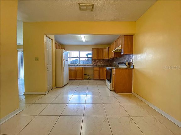 5th image of 427 Hunter Cir