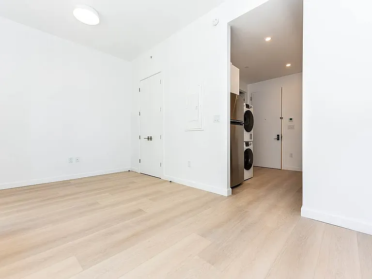 26-04 Jackson Ave #4D — Photo 2