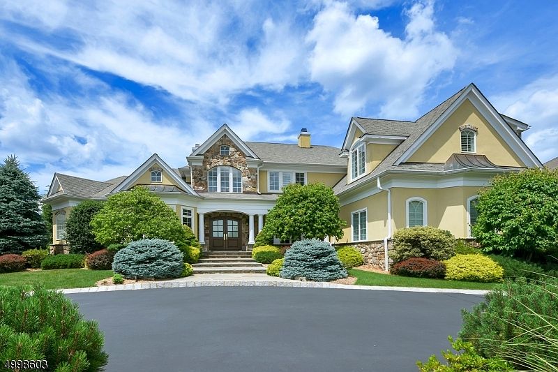 1st image of 689 Charnwood Dr