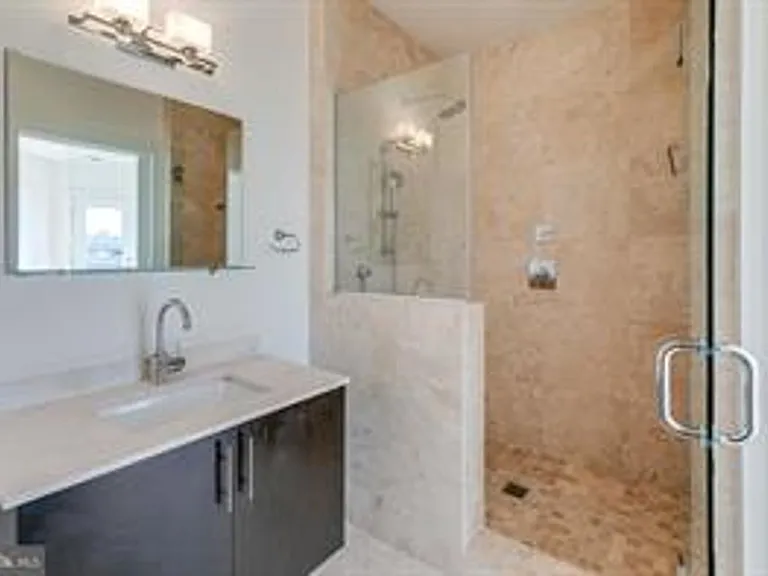 1106 N Hope St — Photo 2