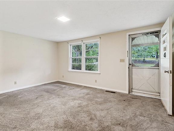 3rd image of 81 Russell Rd