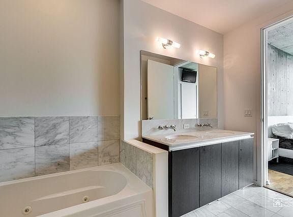 4th image of 600 N Fairbanks Ct Unit 1408