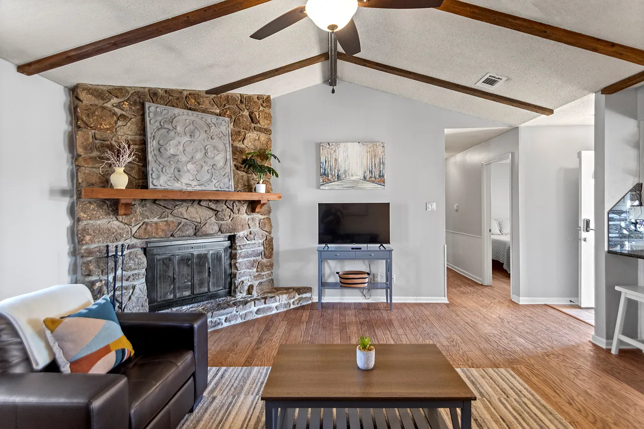 3 bed, 1400 sqft, $4,200 — Photo 4