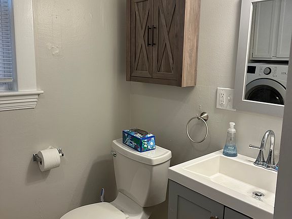 First floor 1/2 bath