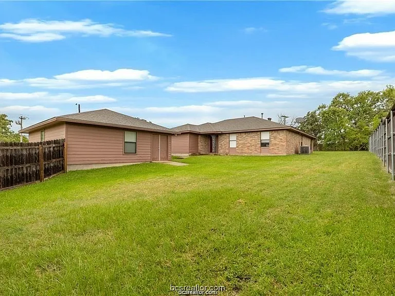 807 Holleman Dr — Photo 19