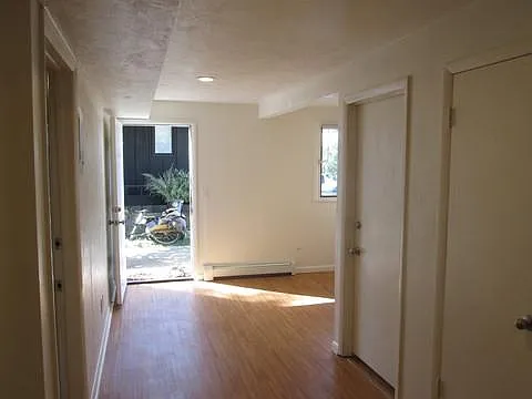 3 bed, 800 sqft, $1,600 — Photo 2