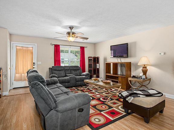 5th image of 387 Rosemary Ln