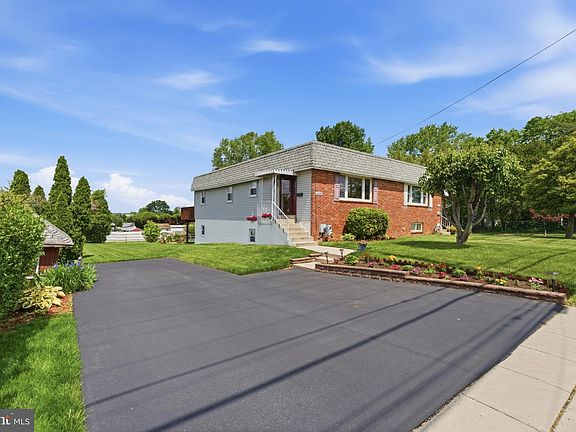 3rd image of 1430 Colwell Ln