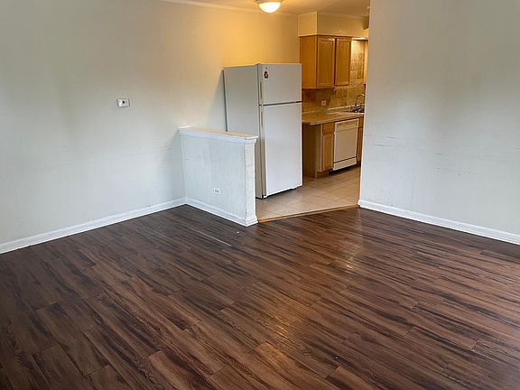 4th image of 528 W Division St