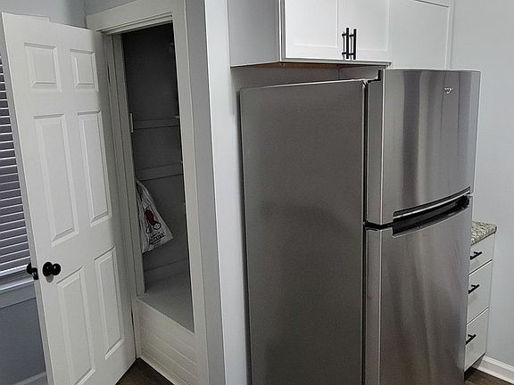 3rd image of 806 W Hill St
