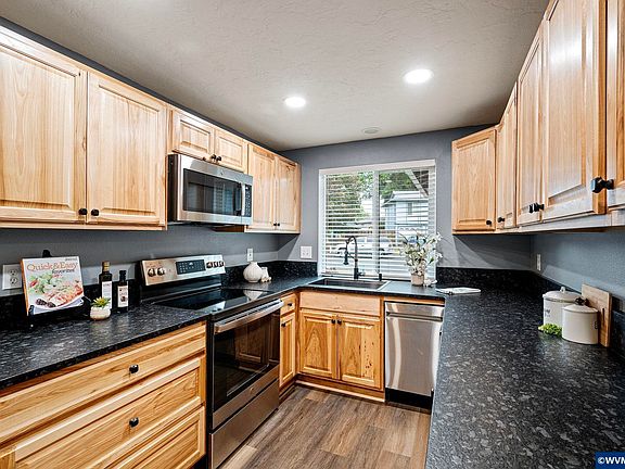 3rd image of 2268 Ermine St SE