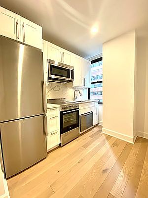 3rd image of 160 E 48th St APT 3K