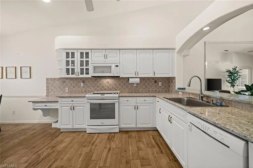 3 bed, 2.0 bath, 1455 sqft, $3,200 — Photo 3