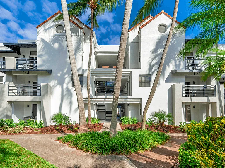 Sheridan Ocean Club Apartments — Photo 13