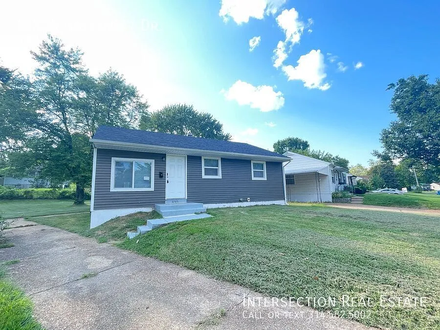 Housing Vouchers Accepted! Beautifully Renovated 3 Bed/1Bath w/Lots of Modern Updates — Photo 3
