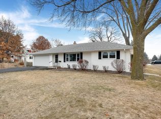 1720 Chatsworth St N, Roseville, MN 55113