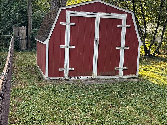 4th image of 16590 Fenton St