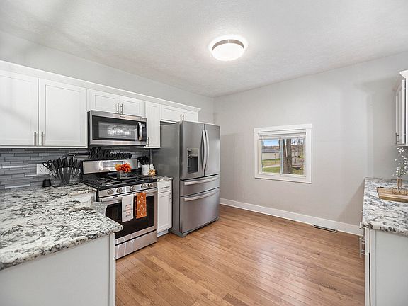 5th image of 318 W River St