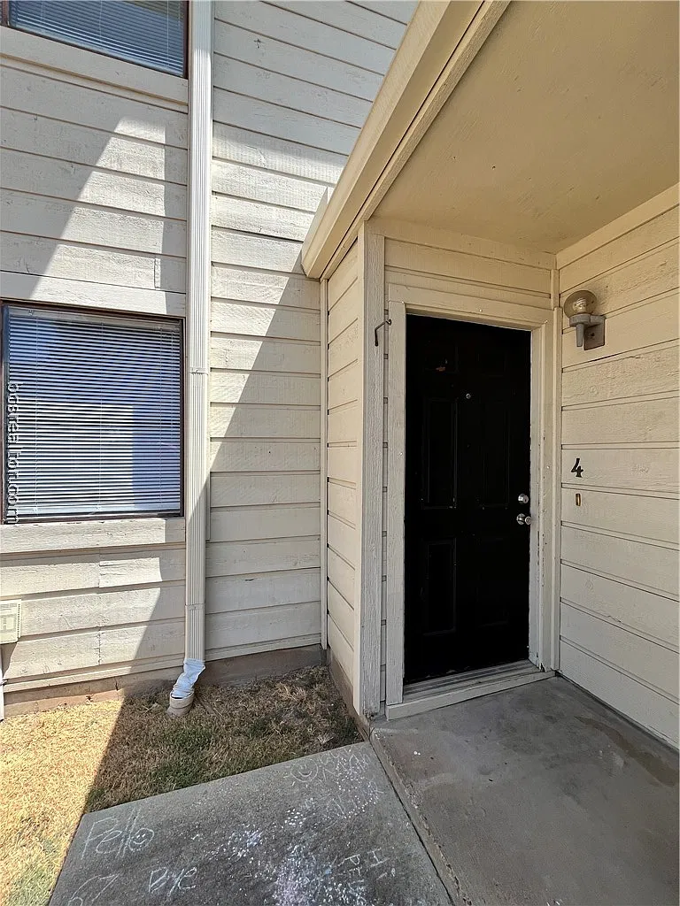 2 bed, 1.5 bath, 1056 sqft, $1,000 — Photo 2
