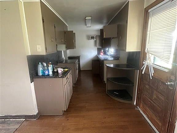5th image of 204 E Sugar St