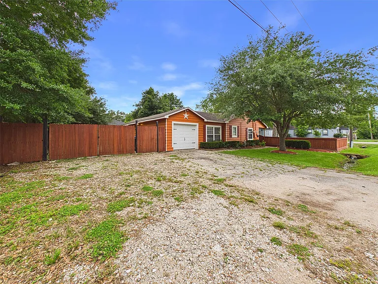 1213 W Sidnor St — Photo 4