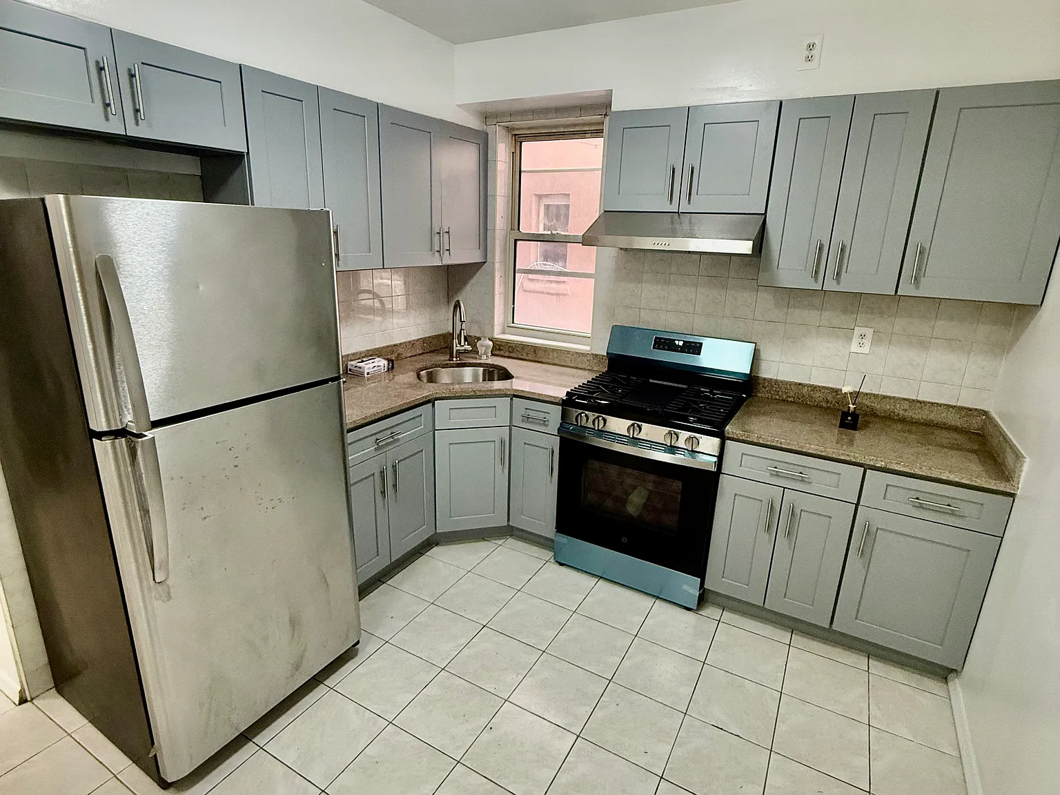 4 bed, 1000 sqft, $3,350 — Photo 2