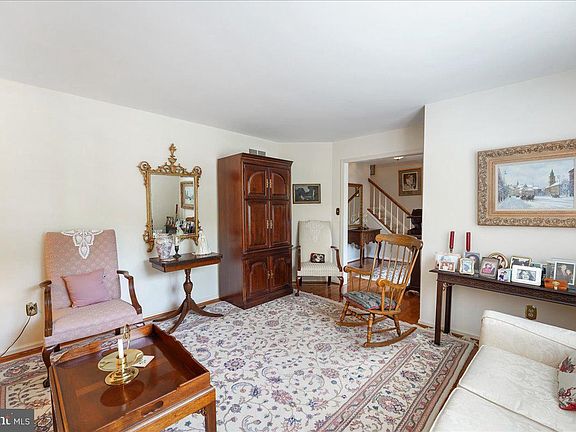 3rd image of 90 Winterberry Dr
