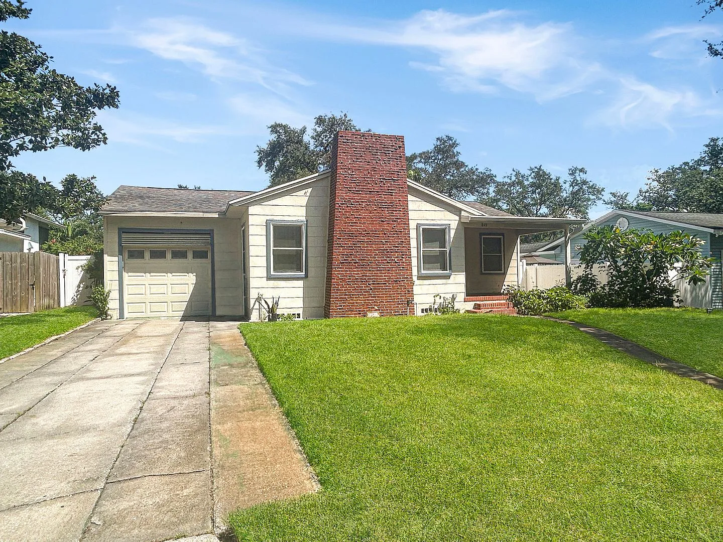 Beautiful 3 bedroom home in one of the prettiest neighborhoods in St. Petersburg — Photo 2