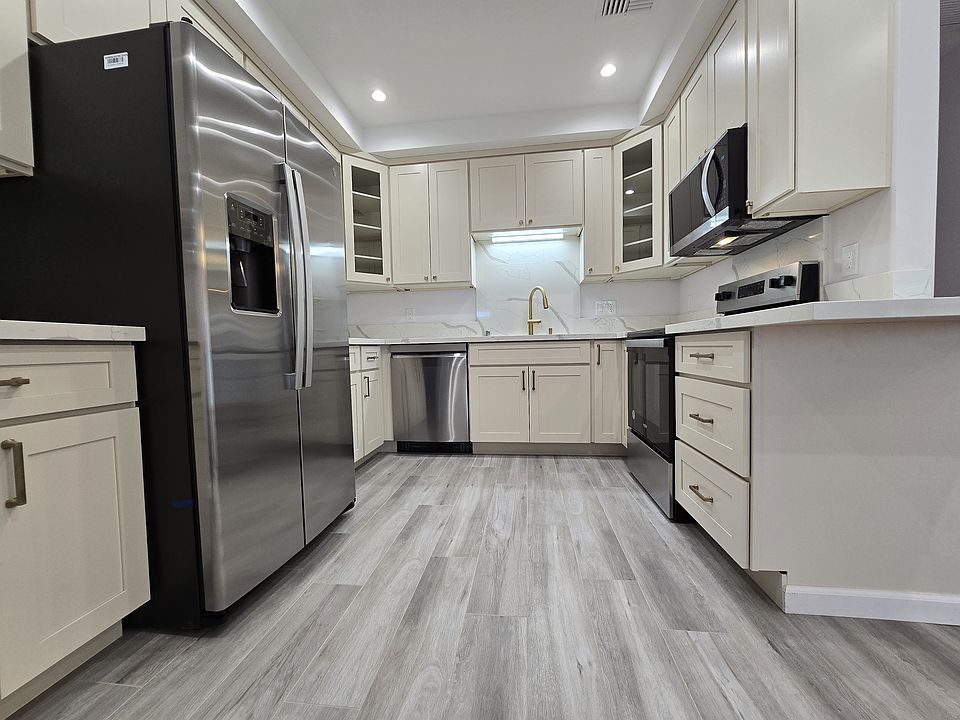 Full kitchen