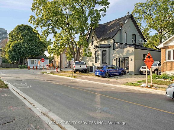 3rd image of 127 Queen St W