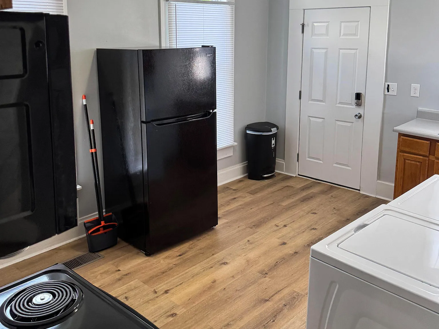4 bed, 2.0 bath, 1100 sqft, $1,001 — Photo 3