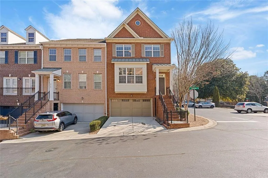 3 bed, 3.5 bath, 2761 sqft, $3,600 — Photo 2