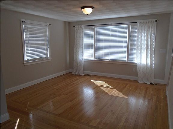3rd image of 21 W River Pkwy