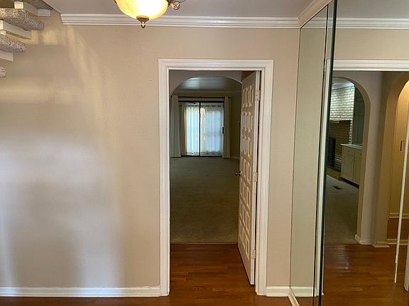 4th image of 164 College St #1