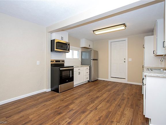 4th image of 145 Meadowvale Ave