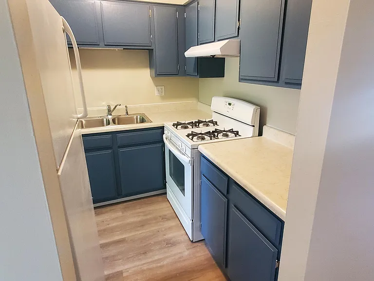 6208 Kathryn Ct #D — Photo 3