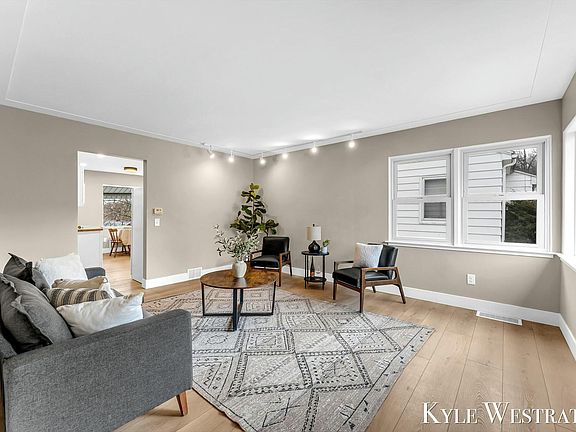 4th image of 918 Frederick Ave NW
