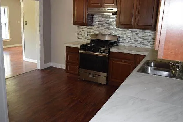 106 Miami Ave — Photo 3