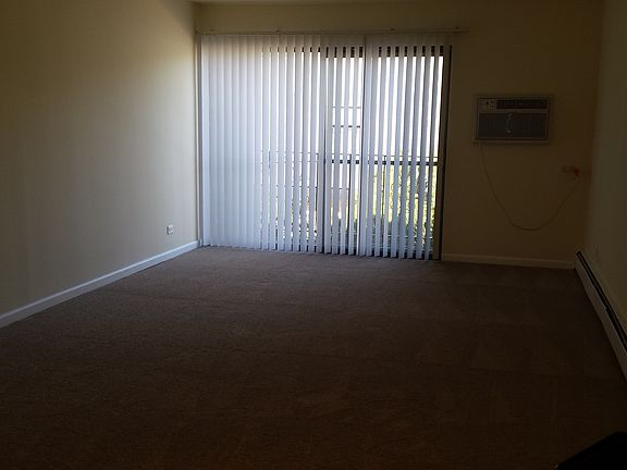 3rd image of 895 Westmoreland Dr APT 22