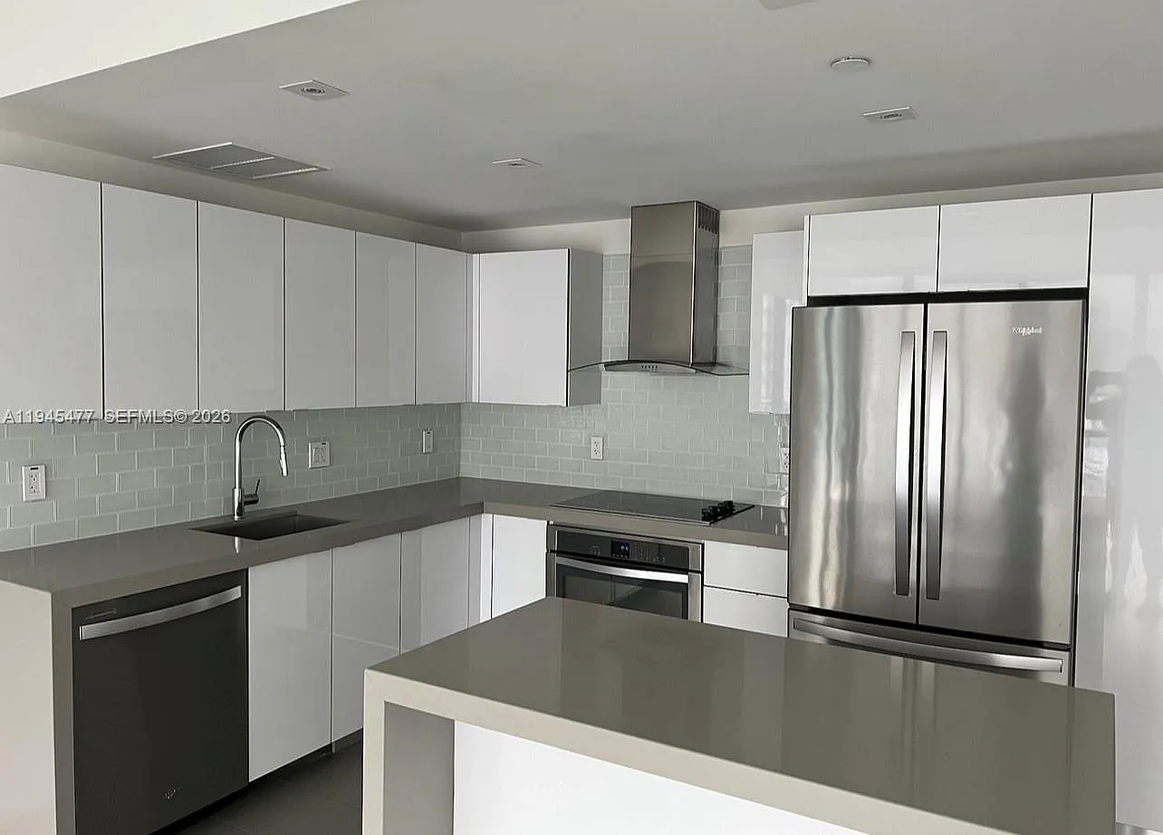 2 bed, 2.0 bath, 1018 sqft, $3,700 — Photo 2