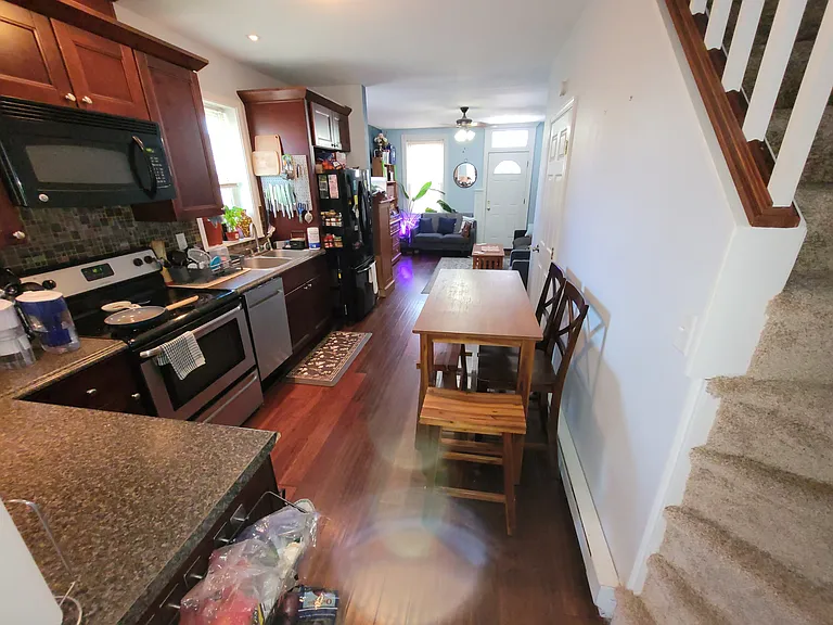 422 Gold St — Photo 6