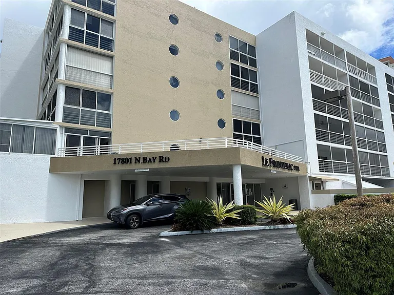 17801 N Bay Rd #212 — Photo 42