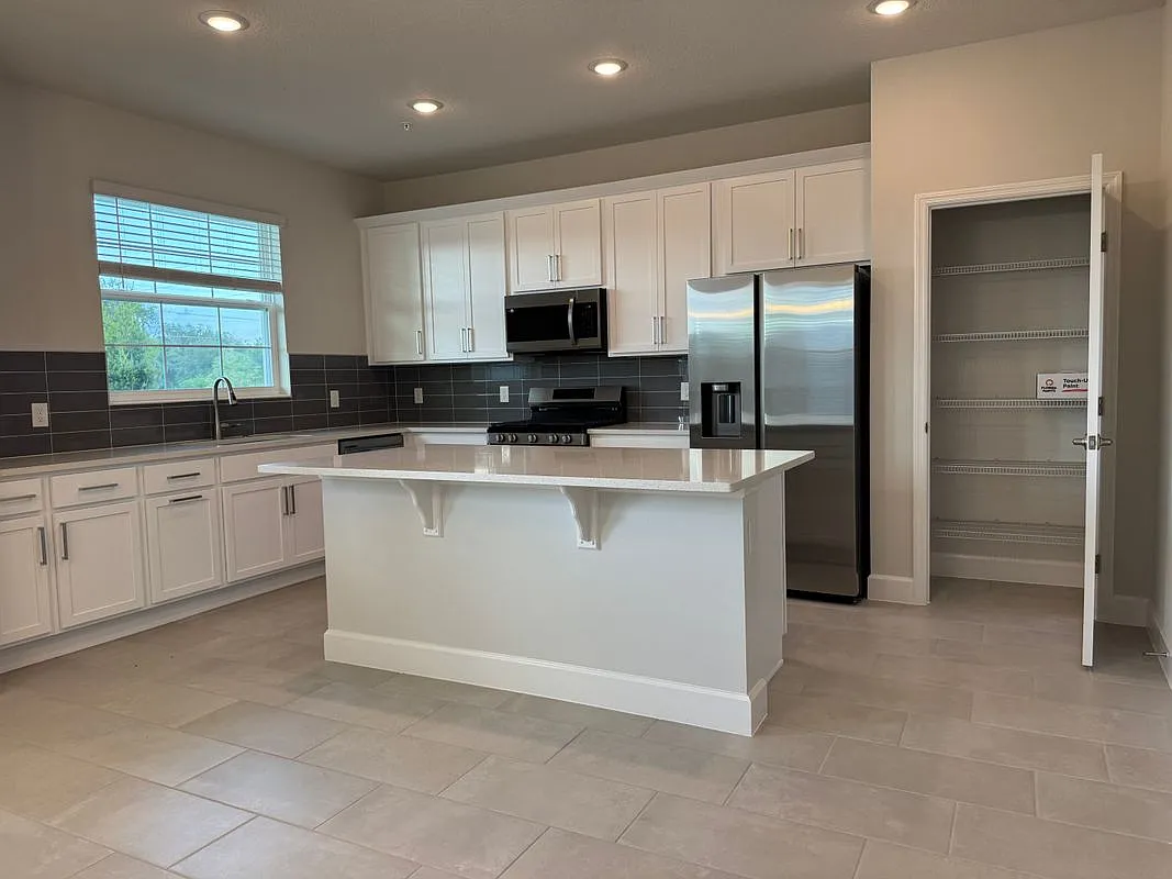 4 bed, 2.5 bath, 2498 sqft, $2,700 — Photo 4