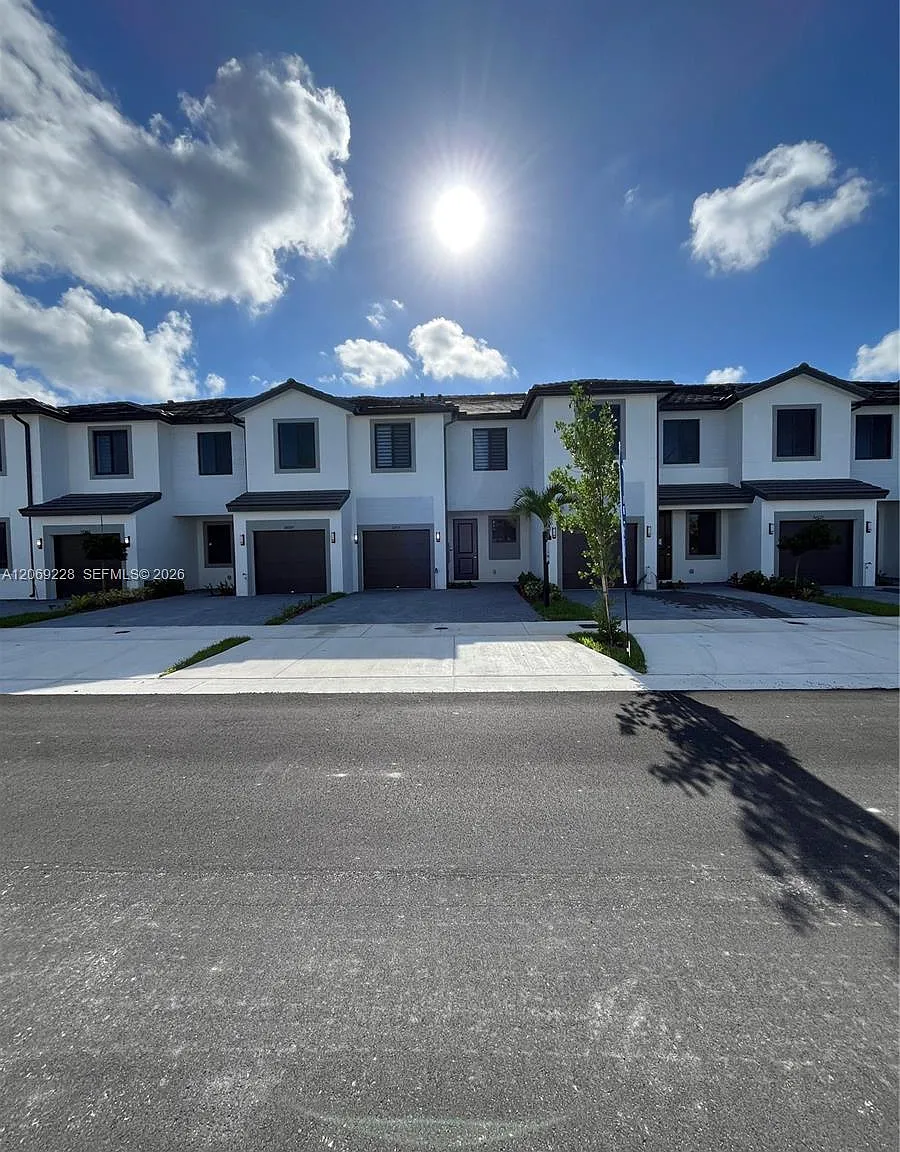 3 bed, 2.5 bath, $2,950 — Photo 1