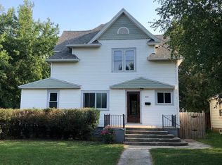 903 10th St, Sheldon, IA 51201