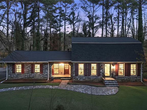 3rd image of 2037 Stoneleigh Dr